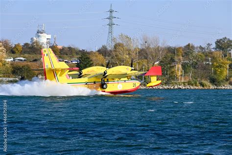 Löschflugzeug der Type Canadair beim Auftanken auf der Neuen Donau im