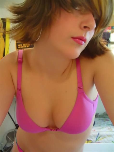 Wunderschöne blonde teen mit kleinen Titten posiert vor der Kamera nackt Porno Bilder Sex Fotos