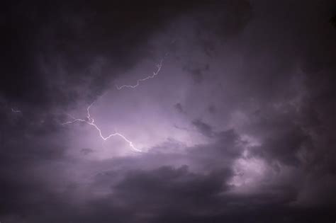 Cielo Nublado Oscuro Con Rayo De Trueno Foto Premium