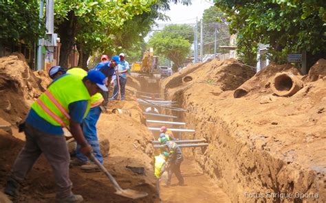 Supervisan obras de drenaje en la ruta alterna a la construcción de la