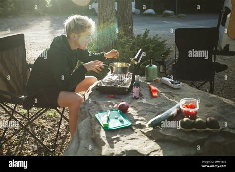 Femme Cuisinant Des Aliments Banque De Photographies Et Dimages à