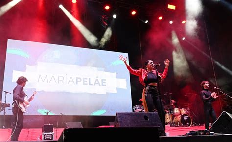 TOMARES VIVE UNA GRAN NOCHE DE FESTIVAL CON TABURETE MARÍA PELÁE Y