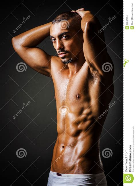 Bodybuilder Avec Le Fuselage Musculaire Photo Stock Image Du