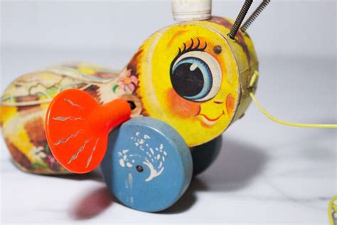 Vintage Fisher Price Queen Buzzy Bee Pull Toy Ebay