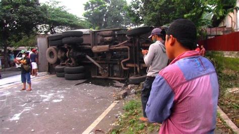 Ban Pecah Gegara Kelebihan Muatan Truk Di Lumajang Terbalik Surya Co Id