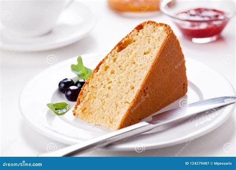 Rebanada De Torta De La Vainilla Con El Atasco Imagen De Archivo