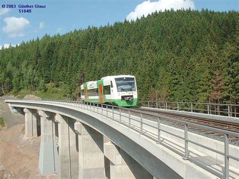 VT 132 auf dem neuen Nasse-Telle-Viadukt am 20.06.2003 zwischen Lauscha ...