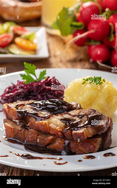 Bayerischer Schweinebraten Mit Knodeln Und Blaukraut Hi Res Stock