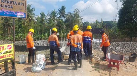 Terjadi 27 Kasus Warga Tertemper Kereta Api KAI Tutup Perlintasan Di