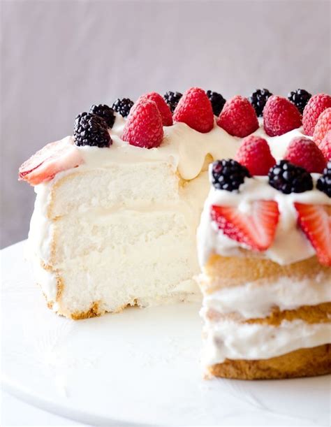 Cake mit füllung naked torte mit vanilleboden und weiße sahne früchte