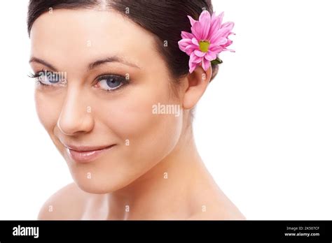 D Couvrir L Essence De La Beaut Une Belle Brunette Souriant L