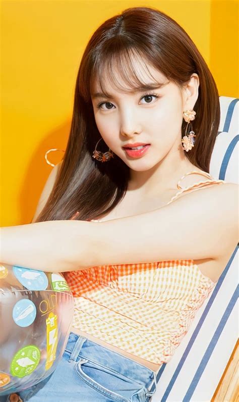 Pin oleh 𝕯𝖆𝖓𝖎𝖊𝖑𝖑𝖆 di TWICE 두번 Nayeon Selebritas Gadis korea