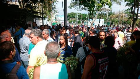 Sob aplausos e hino nacional corpo de Carlos Alberto Torres é