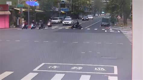 高雄老翁坐路緣休息 碰！轎車倒車直撞害他遭夾死 時事 聯合影音