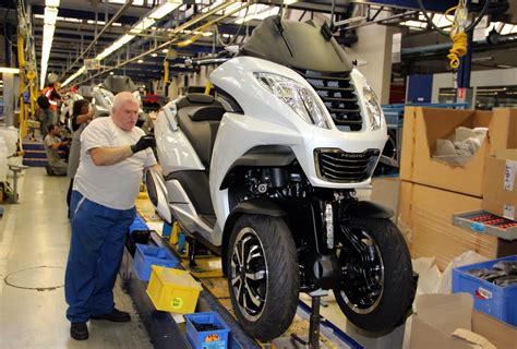 Economie Le Succ S De Metropolis Le Trois Roues De Peugeot Scooters