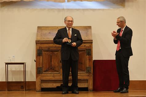 La Universidad Entrega Su Medalla A La Asociaci N Universidad De