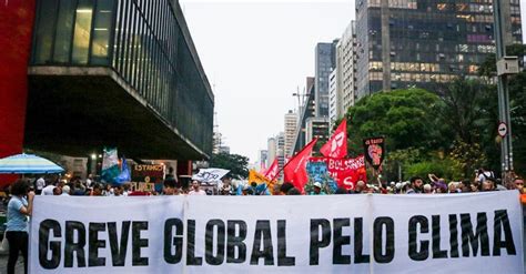 Greve global pelo clima reúne milhares de jovens em São Paulo em