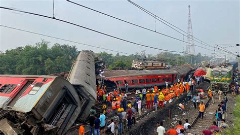 ভারতে ট্রেন দুর্ঘটনায় নিহতের সংখ্যা বেড়ে ২৮৮