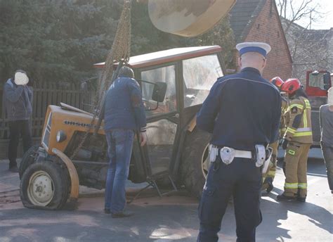 Wypadek w Wieruszowie Ursus C 330 złamał się na pół