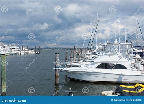 Atlantic Highlands Marina with Manhattan Skyline Editorial Stock Photo ...