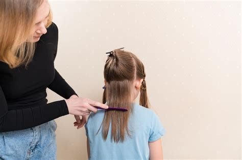 Maman Peigne Les Cheveux Mouillés De Sa Fille Avant De Les Couper