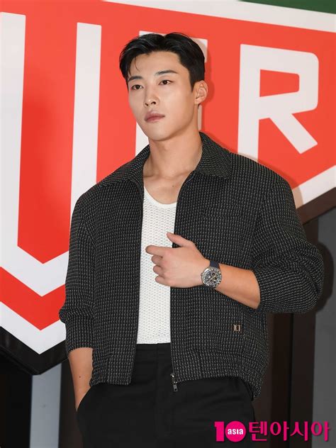 Woo Do-hwan Sweet smile...serious look is also cool