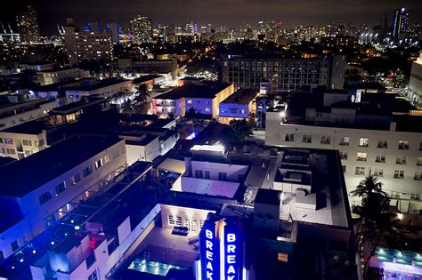 Ocean Drive at night – Miami skyline - BUHL PHOTO