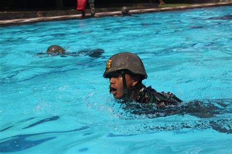 Pelihara Kemampuan Prajurit Yon Zeni 1 Mar Laksanakan Renang Militer