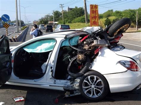 台1線枋山路段驚悚車禍 重機撞進轎車 騎士無生命跡象