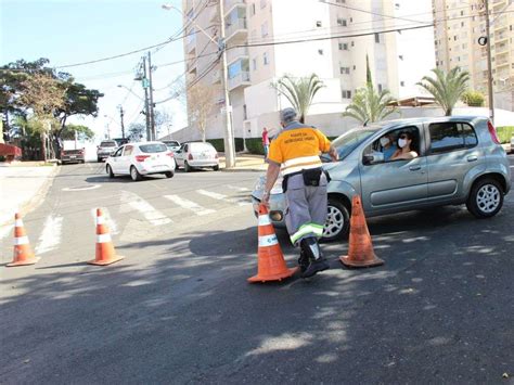 Cruzamentos Do Cambu Ter O Sinaliza O Para Travessia De Pedestres