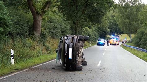 Mann Bei Unfall Auf Der B Bei Frankenberg Im Auto Eingeklemmt