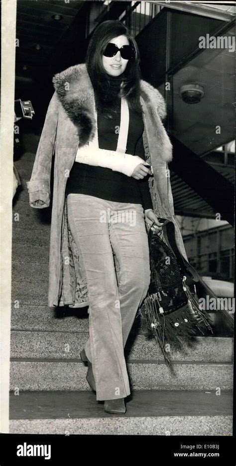 Feb. 29, 1972 - Raquel Welch - Arm In sling - Goes Home To Los Stock ...