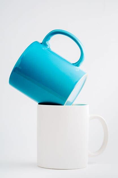 Tazas De Colores Sobre Un Fondo Blanco Foto Premium