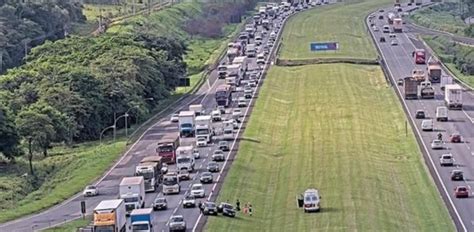 Colisão traseira entre dois automóveis na Bandeirantes deixa dois