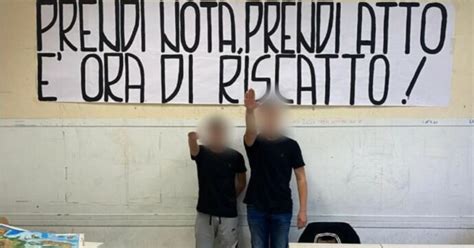 Saluto Fascista Al Liceo Montessori Studenti Sospesi Per Giorni