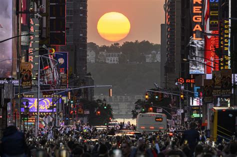 Nueva York Disfruta De Un Espectáculo El Sol Se Oculta Entre Sus