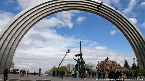 Kiev Derriba Histórico Monumento A La Amistad Entre Ucrania Y Rusia