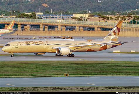 A Bmc Etihad Airways Boeing Dreamliner Photo By Lukas Koo Man