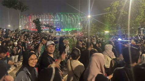 Penonton Banyak Keluhkan Lokasi Konser Dewa Yang Diselenggarakan Di Jis