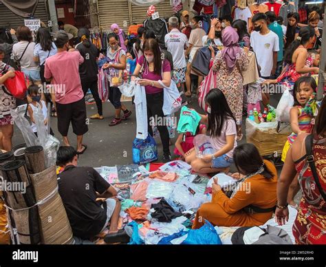 Manila Philippines 24th Dec 2022 Shoppers Looking For Clothes And