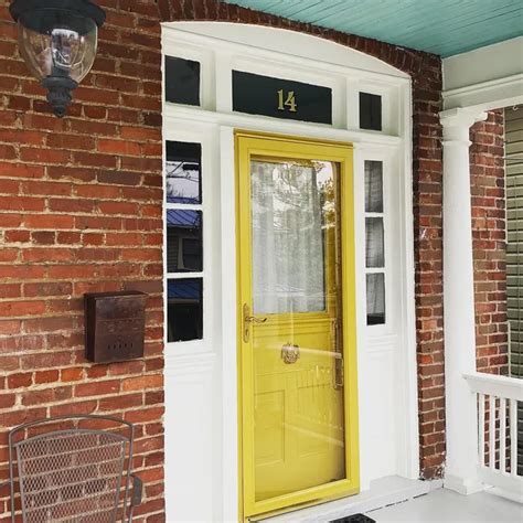 Benjamin Moore Damask Gold CW-405 paint color