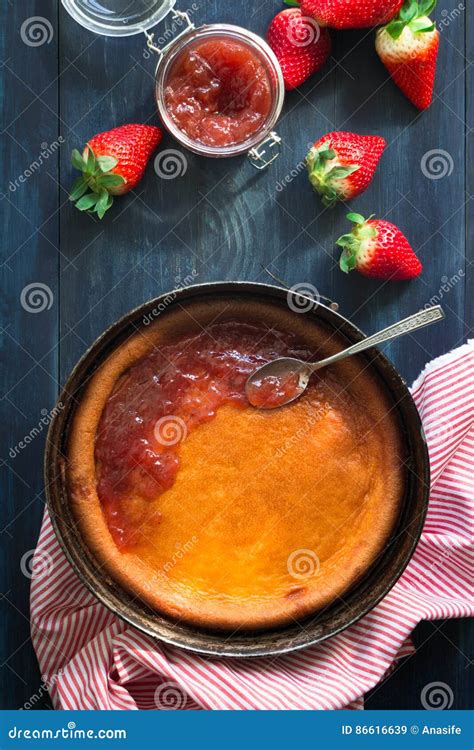 Fazendo O Bolo De Queijo Cozido Imagem De Stock Imagem De Fresco