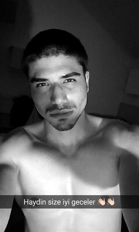 Sizce Gay Gibi Mi Duruyorum Yoksa Erkeksi Miyim KizlarSoruyor