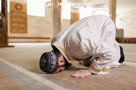 Dalam Shalat Sujud Tangan Dulu Atau Lutut Dulu Berikut Penjelasan