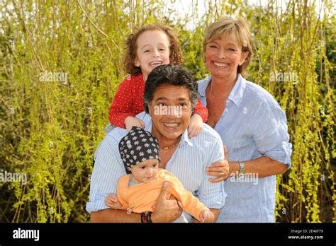 Sa Femme Et Leurs Filles Hi Res Stock Photography And Images Alamy