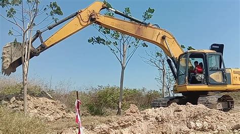 GOKIL EXCAVATOR KOMATSU PC 200 MENGGALI BUAT SALURAN AIR YouTube