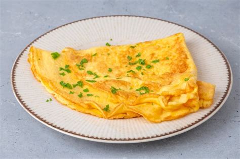 Se Prepara Una Deliciosa Tortilla Sencilla Para El Desayuno Foto Premium