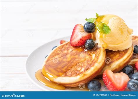 Crepe Con Helado De Los Ar Ndanos De Las Fresas De La Miel Y De La