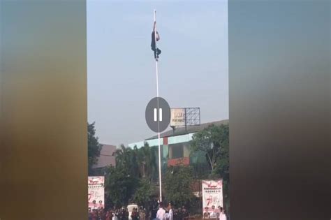 Aksi Heroik Pemuda Panjat Tiang Bendera Yang Tersangkut Saat Upacara Di