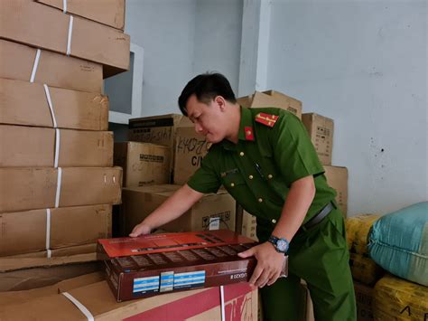 Đà Nẵng Tạm giữ tấn quần áo nhập lậu của một hot girl bán hàng trên mạng